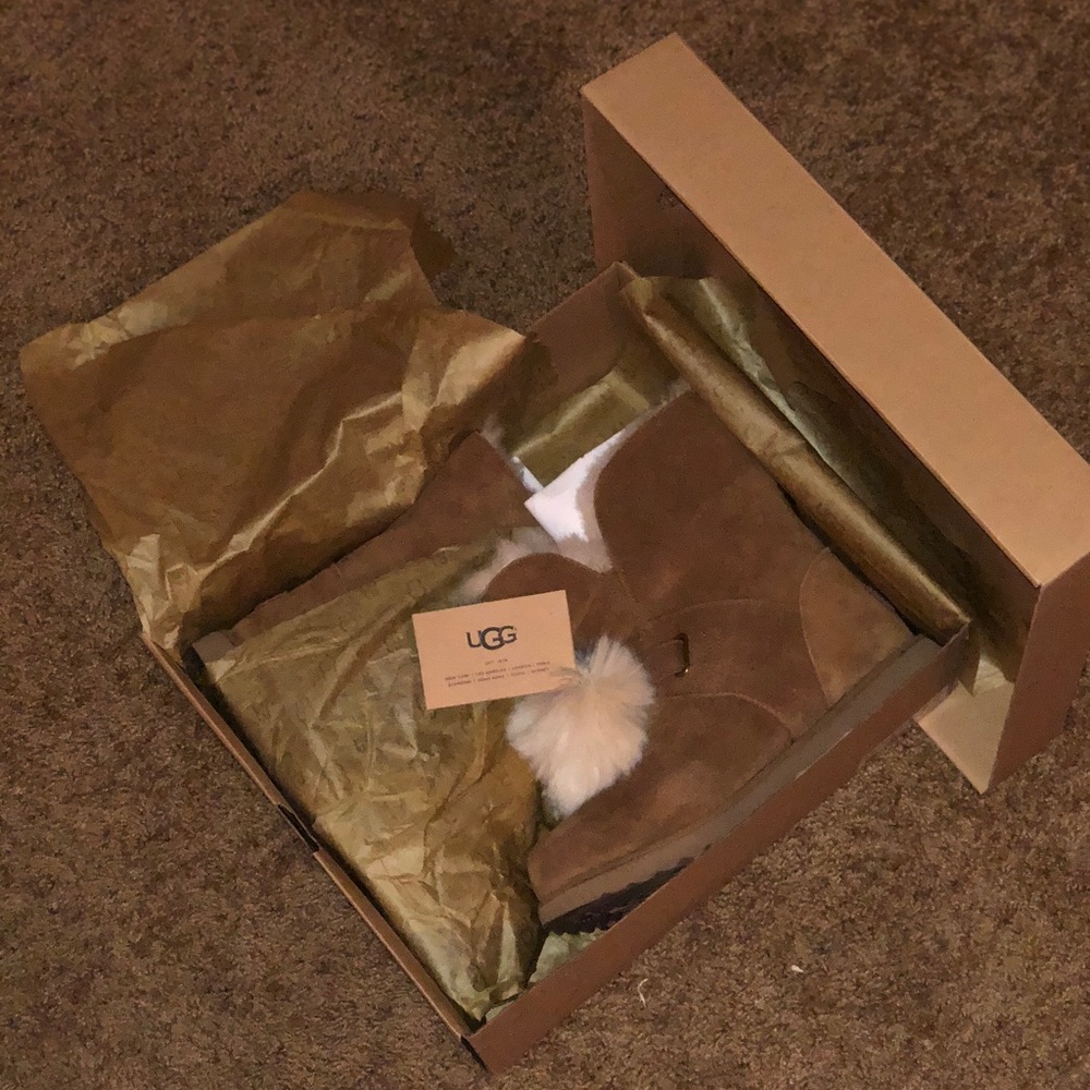 NEW UGGs authentic - Picture 2 of 4